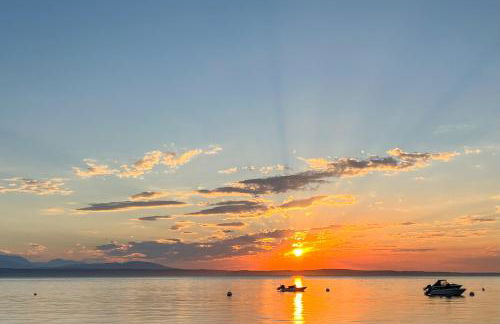 Misty Lady at Water's Edge - Foto 32