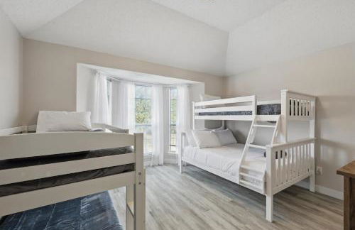 4BD Tropical Pool Oasis with a Game Room - Photo 36