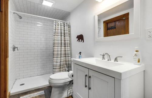 Twin Pines Retreat - Lake, Firepit and Games - Foto 16