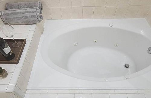 Bring the Crew! 4BR Luxe Pad, Backyard Magic & City at Your Door - Foto 21