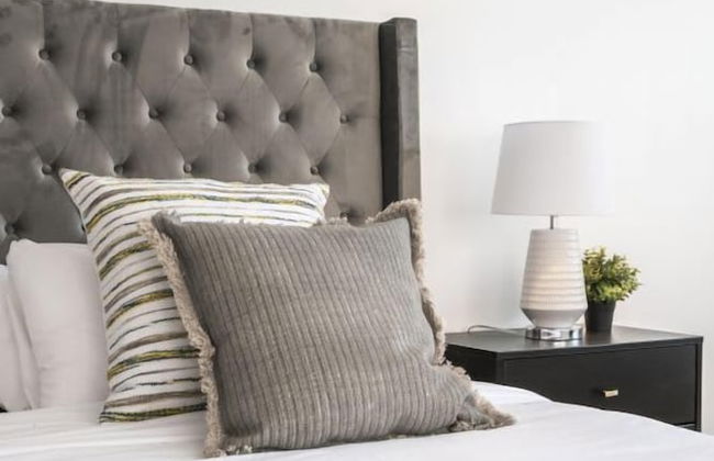 Charming Spacious Home - Modern Comforts, Prime Location - Photo 3