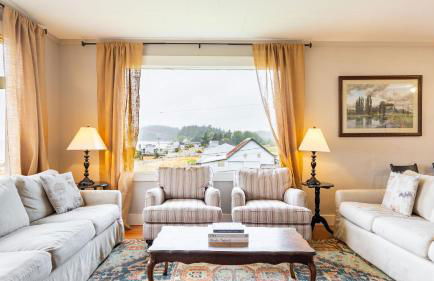 Private Beach Access + Water Views! Sleeps 18, Historic 6bdr Farmhouse w/ Deck - Foto 14