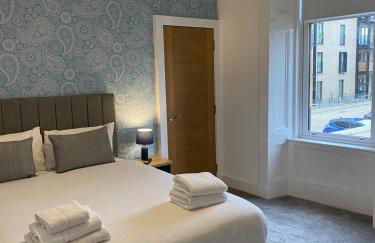 Spacious 2 bed sleeps 5 above traditional music pub - Foto 15