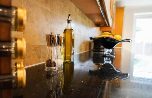 Large 4-bed house for up to 7 guests w 2x parking - Foto 9