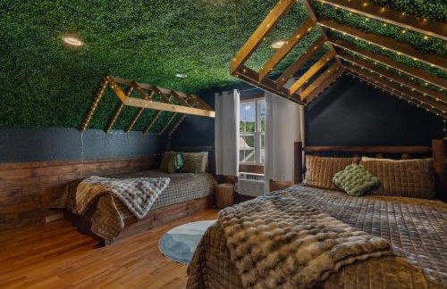 Wood Haven Cabin with a hot tub fire pit & indoor pool - Photo 25