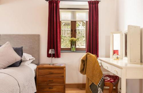 Linhay at East Trenean Farm -Luxury retreat for 2 with stunning rural views, private hot tub and EV charging - Foto 7