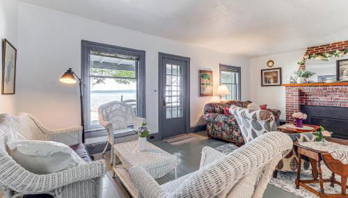 Torch Lake Getaway with Private Beach and Boat Dock! - Foto 3