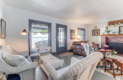 Torch Lake Getaway with Private Beach and Boat Dock! - Foto 3