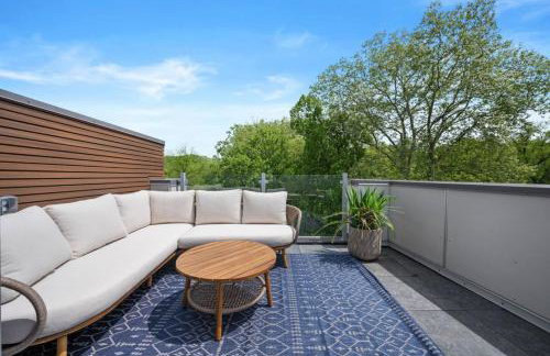 Immaculate Penthouse Double King Suite on Butler St with rooftop deck and free off street parking - Foto 42