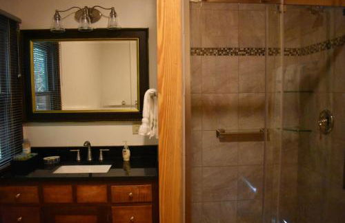 Restored1850s log cabin, with gazebo and gardens! 1 mile to downtown Weaverville - Foto 32