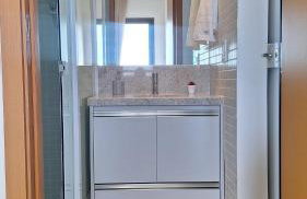 Apartamento Quarto e Sala, varanda, vista mar com infraestrutura - Foto 43