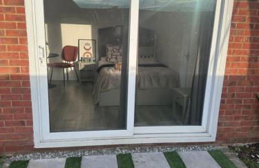 Exclusive, newly built detached garden studio, private and self-contained, within family home grounds - Foto 4