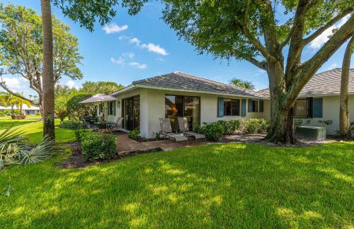 Luxurious Golf Retreat Villa in PGA National! - Photo 25