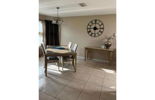 Minutes to Shopping, Dining and Fun Family Stay - Sleeps 6 - Foto 1