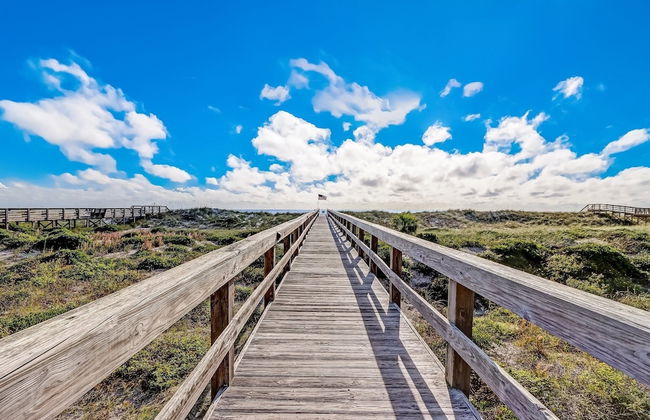 Newly Remodeled Oceanfront Condo with Salt Water Pool and Private Walkway to Beach by RedAwning - Foto 21