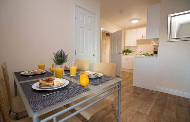 Stayzo Castle Penthouse 18- A Clean Fresh Modern Apartment With Free Wi-fi - Foto 19