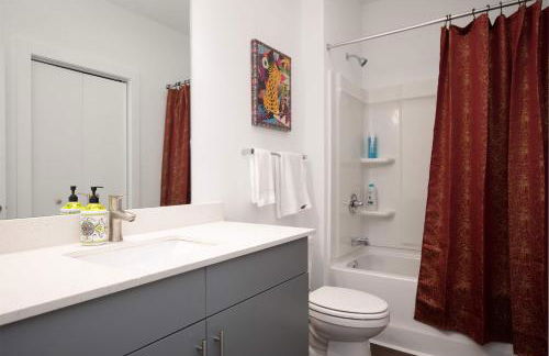 Luxe 1BR w Balcony in Downtown 542Blvd - Foto 5