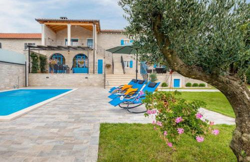 Stylish villa with swimming pool and garden - Foto 12