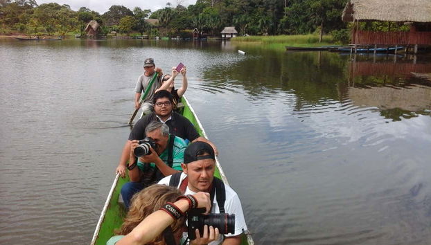 Passeio de bote pela lagoa
