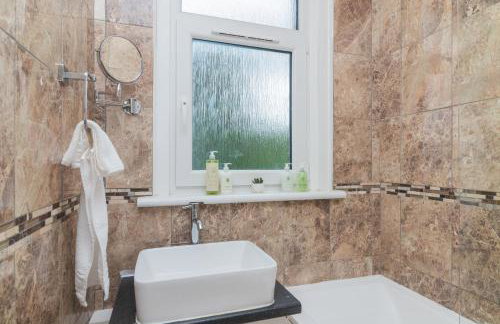 Modern And Vibrantly Designed Apartment - Foto 22