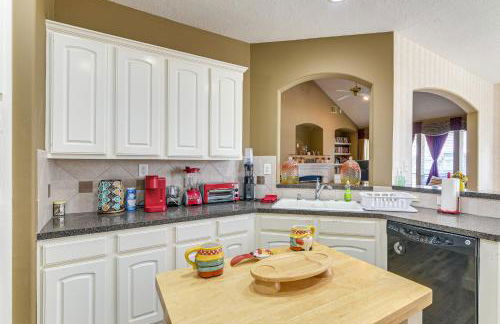 Patio, BBQ and Yard Family Retreat in Pearland - Photo 9