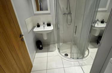 Church Court 2 Bed 55 Inch SKY TV Northampton Parking Contractor Accommodation - Photo 18