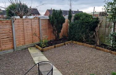 3 bedroom house-Ellesmere Port - Photo 2