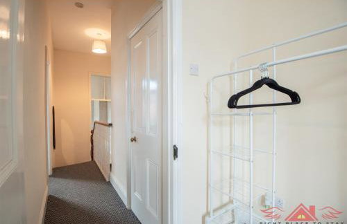 Darlington Modern 2 Bed Apartment Great for Contractors - Photo 30