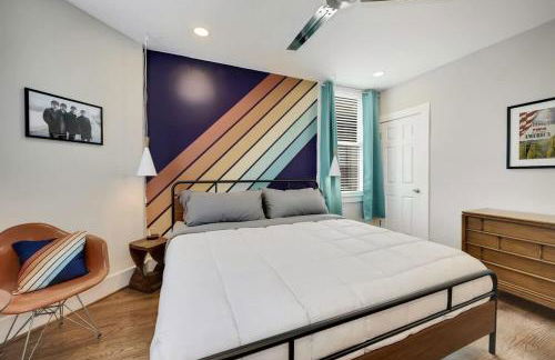 Massive Mid-Century Marvel 5 Bedrooms and Parking - Foto 9