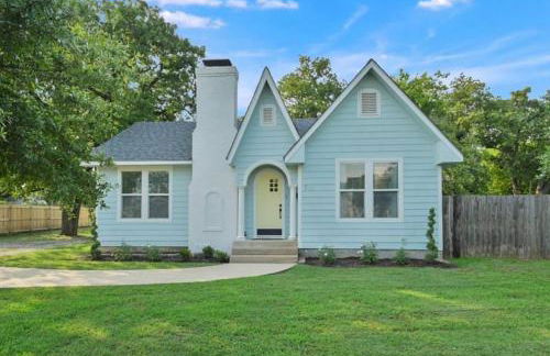 Whimsical Bluebird Cottage Hot Tub Patio Pet Friendly Central Location - Foto 1