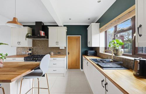 Meadow House with Driveway Parking, Spacious Garden, Fast Wifi and Smart TVs by Yoko Property - Foto 25