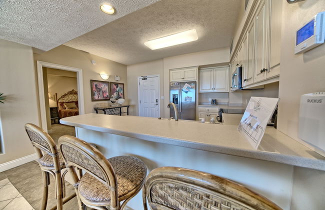 Beautiful Beachfront Condo with Pool View - Unit 0203 by RedAwning - Foto 17