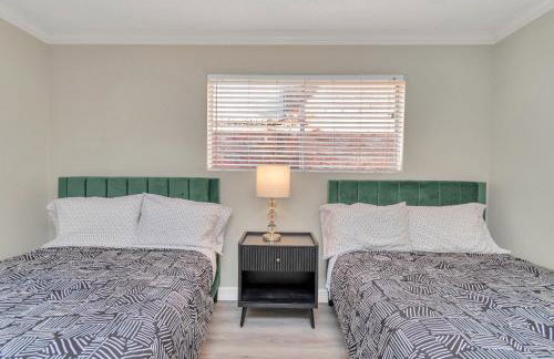 AccessibleGem 3BR Jacuzzi & Air Hockey Sleeps 13 Chinatown - Foto 56