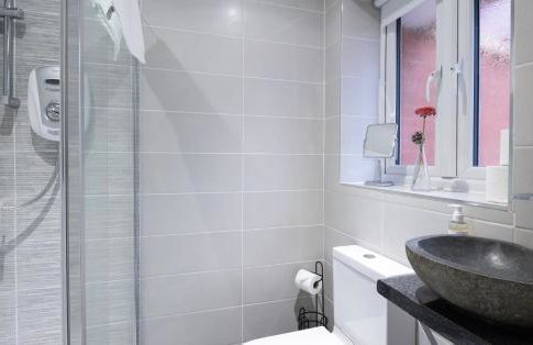 Award Winning Beautiful House in South Cambridge, 14-Min Drive to the City Centre, Free Parking, No Sofabeds, Sleeps 6 - Photo 16