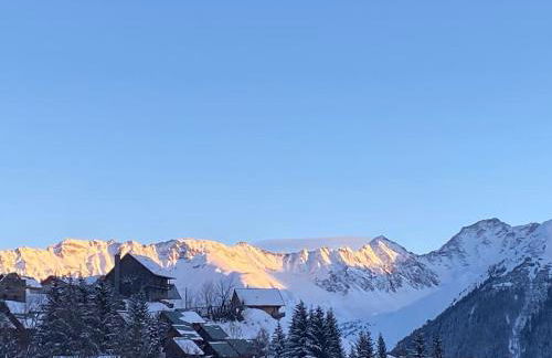 vue splendide montagnes centre village pieds des pistes et remontées Mécaniques - Foto 14