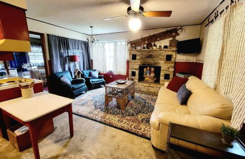 TJs Escape Landmark Oak Tree 1mile2river - Foto 7