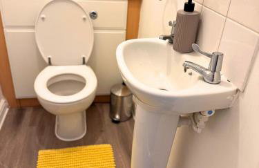 Spacious 3-Bed House - Contractors & Families - Free Parking - Fast Wifi - Foto 3