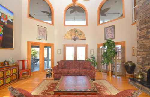 Redbud Keep - Unique Features, Movie Set Decor, Grill, Wifi, Family Friendly, Hiking, Billiard Table, Movie Theater Room, Fireplace, Golfing, View, 2 King Beds - Foto 6