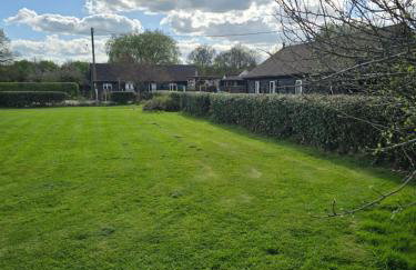 Oak Cottage with private log fired hot tub - Photo 25