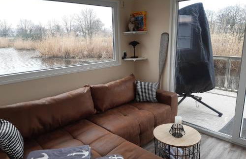 Hausboot-schwimmendes-Ferienhaus-im-Havelbogen-Haus-auf-dem-Wasser - Foto 4