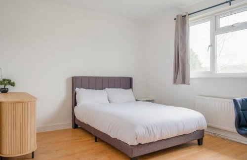 Modern Home with Games Room, Watford - Foto 17