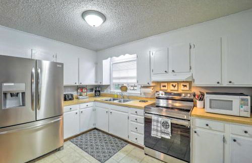 Newland Gem in Golf Community with Pool Access! - Foto 7