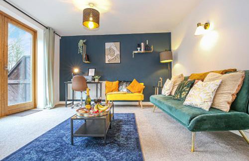 Beautiful City Centre Apartment with Free Parking, Fast-Wifi, SmartTV with Netflix and Private Garden by Yoko Property - Foto 3