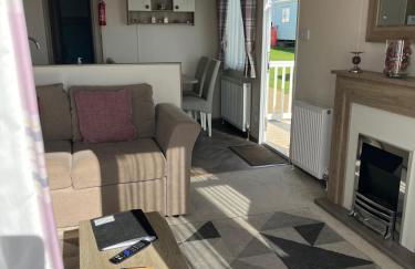 2 bed, 2 bath with decking overlooking the fishing lake at Sand Le Mere - Foto 11