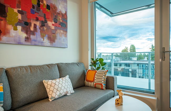 Charming Oasis Close to Airport & Downtown - Photo 9