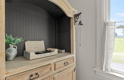 Hudson Restored Farmhouse with Fire Pit - Foto 19