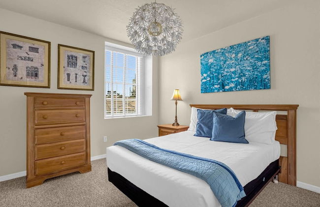 Spacious Home w Garden BBQ and Games at Golf Club - Photo 23