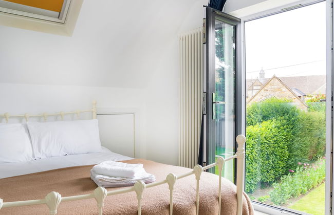 Stunning 5 Bed in the Centre of Bourton - Photo 9