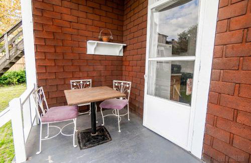 Step Back in Time Charming Victorian with Modern Amenities - Foto 28