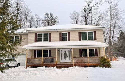 Modern 5 Bedroom Pocono house - Jacuzzi - Gameroom - Near Lake - Golf Couse - Foto 16